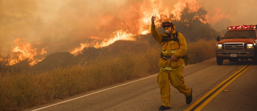 Rozszerzają się pożary lasów w rejonie na północny zachód od Los Angeles. Z ogniem walczy ponad 1600 strażaków. Jest co najmniej jedna ofiara śmiertelna, spłonęło 18 budynków, 1500 ludzi musiało opuścić swe domy.