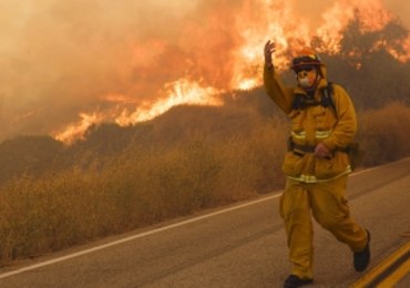 Jedna osoba nie żyje, ewakuowano 1500 ludzi. Wielkie pożary szaleją w pobliżu Los Angeles
