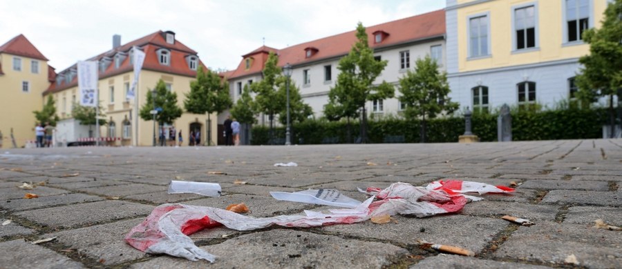 ​27-zamachowiec z Syrii, który w niedzielę wieczorem zdetonował bombę w restauracji w Ansbach, złożył przysięgę na wierność Państwu Islamskiemu. Informację przekazał szef MSW Bawarii Joachim Herrmann na konferencji prasowej. Minister powiedział, że film wideo po arabsku takiej treści znaleziono w telefonie komórkowym Syryjczyka.