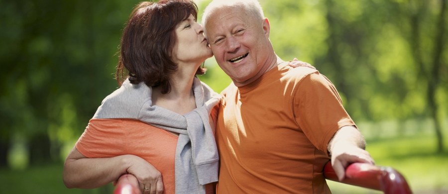 Postępujące z wiekiem obniżenie zdolności umysłowych i demencja, będąca na przykład objawem choroby Alzheimera, nie muszą oznaczać pogorszenia jakości życia pacjenta. Taką zaskakującą tezę stawia w najnowszej pracy grupa naukowców z University of Kentucky. Wyniki ich badań, przedstawione dziś podczas Alzheimer's Association International Conference w Toronto wskazują, że blisko połowa ankietowanych ocenia, że ich stan ma nie tylko negatywny, ale też konkretny pozytywny wpływ na ich życie.