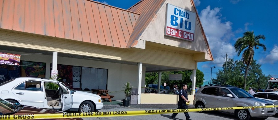 Strzelanina koło klubu w Fort Myers na Florydzie nie miała charakteru aktu terroru - poinformowała w poniedziałek miejscowa policja. W nocy z niedzieli na poniedziałek czasu lokalnego zginęły tam 2 osoby, a kilkanaście zostało rannych. 