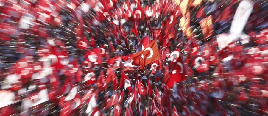 Narodowe tureckie linie lotnicze Turkish Airlines poinformowały o zwolnieniu 211 pracowników. Przewoźnik powołał się na ich związki z ugrupowaniem muzułmańskiego kaznodziei Fethullaha Gulena, którego Ankara oskarża o nieudany pucz z 15 lipca.