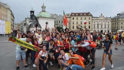 ŚDM: Tysiące młodych ludzi zjeżdżają do Krakowa. We wtorek inauguracyjna msza na Błoniach