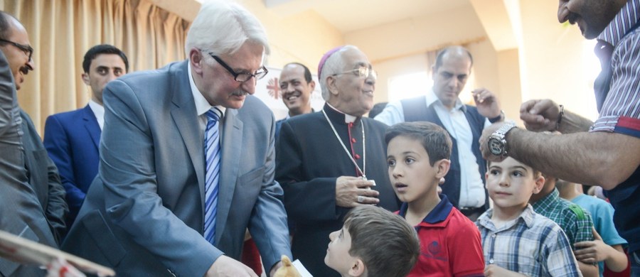 Mamy nadzieję, że wkrótce Państwo Islamskie przestanie istnieć i uchodźcy będą mogli wrócić do swoich domów - powiedział na poniedziałkowej konferencji prasowej w Jordanii minister spraw zagranicznych Witold Waszczykowski. Szef polskiej dyplomacji przebywał w tym kraju z jednodniową wizytą mającą na celu przekazanie darów przebywającym tam uchodźcom oraz okazanie solidarności władzom i obywatelom Jordanii jako kraju przyjmującego ofiary konfliktów m.in. w Syrii i Iraku.