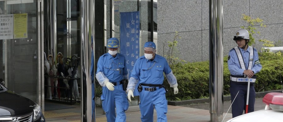 Co najmniej 19 osób zginęło, a 26 zostało rannych we wtorek czasu lokalnego, gdy były pracownik uzbrojony w noże zaatakował pacjentów ośrodka dla osób z upośledzeniem umysłowym, na zachód od stolicy Japonii Tokio. To największe masowe morderstwo w kraju od lat.