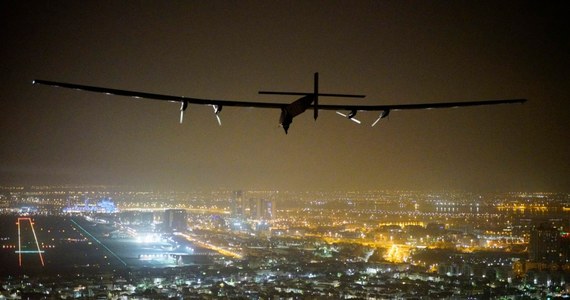 Pilotowany przez Szwajcara Bertranda Piccarda samolot o napędzie słonecznym Solar Impulse 2 zakończył w stolicy Zjednoczonych Emiratów Arabskich, rozpoczętą przed ponad rokiem pierwszą podróż dookoła świata, pokonując odległość 40 tys. km. 