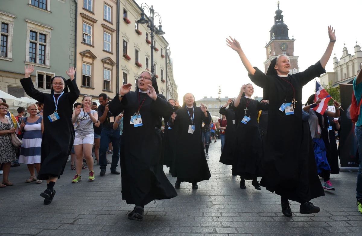 Organizacja Światowych Dni Młodzieży ma kosztować nawet 200 mln złotych. Sam Kraków wyda jedną trzecią tej kwoty. Ten wkład może się jednak opłacić.Pielgrzymi z zagranicy zostawią w Polsce prawie pół miliarda złotych. Trzeba tylko uważać, by nie skończyło się jak w Brazylii, gdzie Kościół musiał wyprzedawać swój majątek, żeby pokryć długi zaciągnięte na organizację imprezy - podkreśla portal money.pl
