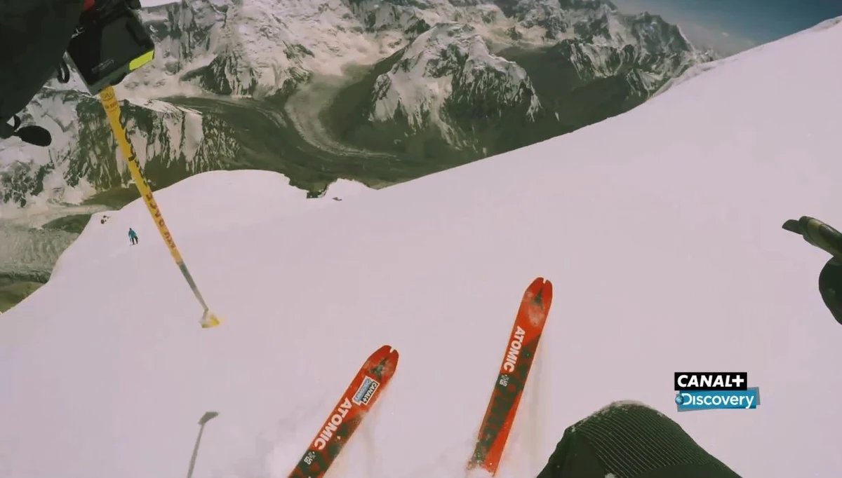 Pik Komunizma to kolejny cel Andrzeja Bargiela, który w tym sezonie walczy o zdobycie Śnieżnej Pantery, wyróżnienia przyznawanego za wejście na pięć 7-tysięczników byłego Związku Radzieckiego. W poniedziałek Zakopiańczyk stanął na szczycie Piku Korżeniewskiej, z którego następnie zjechał do bazy na nartach. Jak mówi nasz skiaplinista w rozmowie z RMF FM przez telefon satelitarny, zjazd był wymagający. Bargiel podczas tegorocznej wyprawy chce pobić aż trzy rekordy - w tym ten czasowy, należący do Denisa Urubko, który szczyty Śnieżnej Pantery skompletował w 42 dni.  Zakopiańczykowi towarzyszy ekipa Canal Plus Discovery. Jesienią wyemitowany zostanie 8-odcinkowy cykl poświęcony ekspedycji.