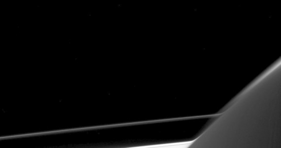 NASA i ESA opublikowały przesłane przez sondę Cassini, niezwykłe zdjęcie Saturna, na którym widać wyraźne zakrzywienie jego pierścieni. Zjawisko wiąże się z załamaniem promieni świetlnych na granicy próżni i zewnętrznych warstw atmosfery planety. Zdjęcie oświetlonych promieniowaniem słonecznym pierścieni, wykonano z pomocą kamery długoogniskowej pod katem 18 stopni do ich płaszczyzny.