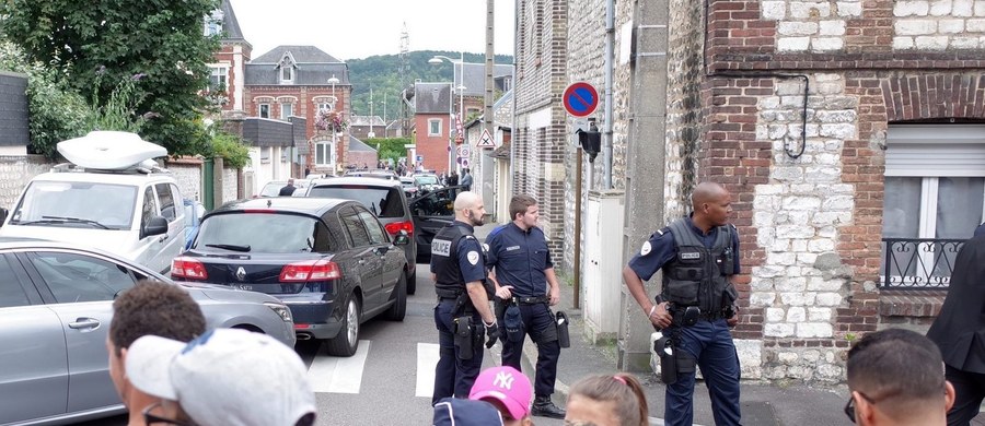 Dwóch mężczyzn uzbrojonych w noże wzięło kilku zakładników w kościele w Saint-Etienne-du-Rouvray w Normandii, na północy Francji - poinformowało źródło policyjne, na które powołuje się agencja Reutera. Napastnicy zabili proboszcza i ciężko ranili jedną osobę. Obaj zostali zabici przez policję. W sprawie zatrzymano jedną osobę. 