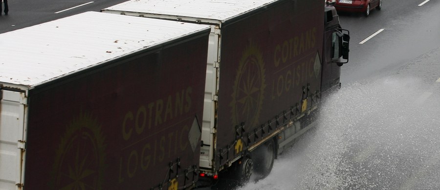 Spore problemy były na autostradzie A4 po oberwaniu chmury nad Krakowem. Z tego również powodu kilka samolotów nie odleciało o czasie z lotniska w Balicach.