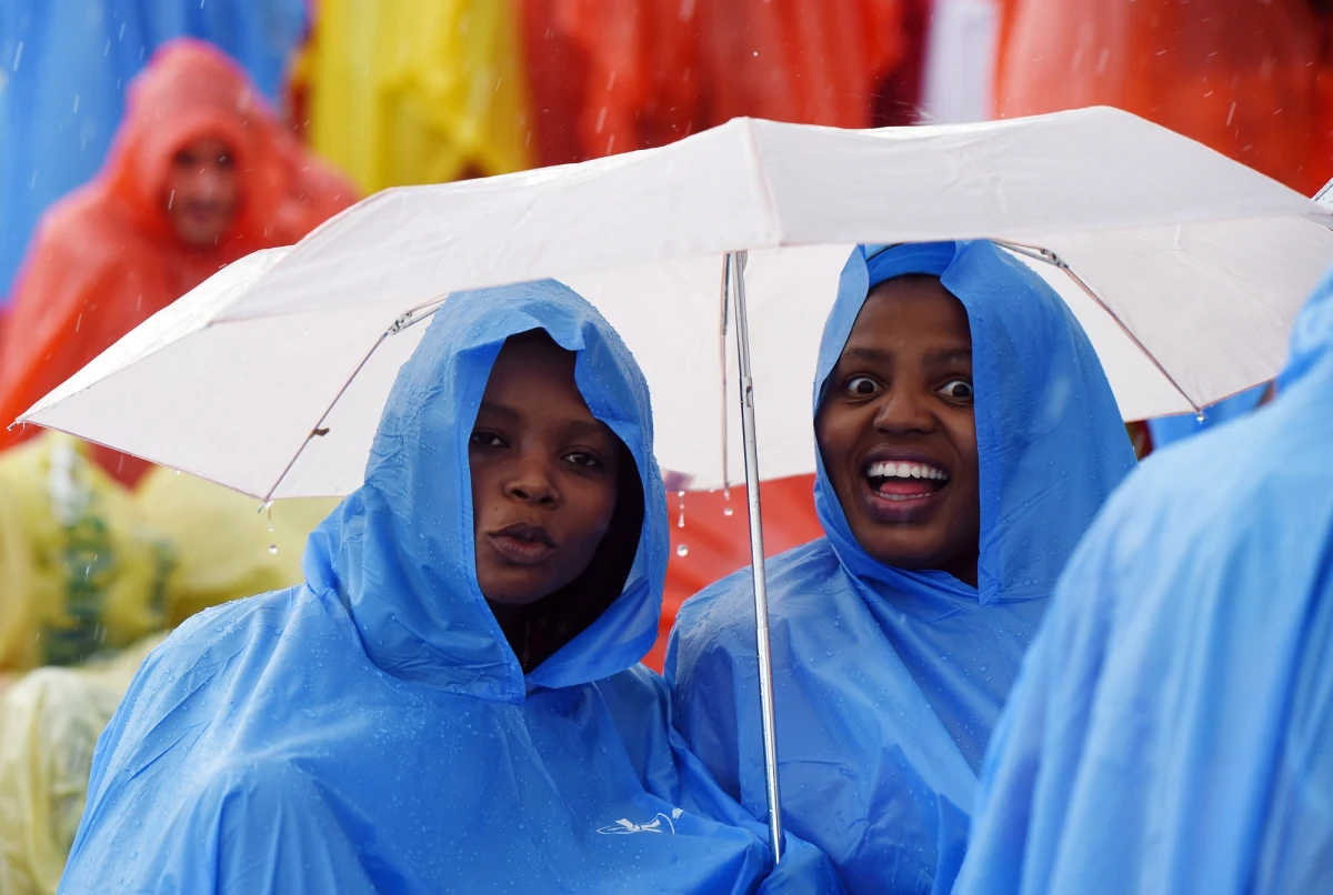 W Krakowie oficjalnie zaczęły się Światowe Dni Młodzieży. Pod Wawel zjechały już dziesiątki tysięcy pielgrzymów, kolejni są w drodze. Początek ŚDM to przede wszystkim duże zmiany komunikacyjne w mieście: wydzielone strefy i wprowadzone zakazy ruchu. We wtorek odbyła się msza inaugurująca Światowe Dni Młodzieży. Ulice wokół Błoń i Łagiewnik zostały wyłączone z ruchu. 