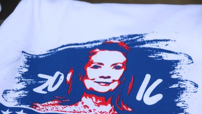 Koszulki, torby, znaczki z wizerunkiem Hillary Clinton. Filadelfia żyje konwencją demokratów