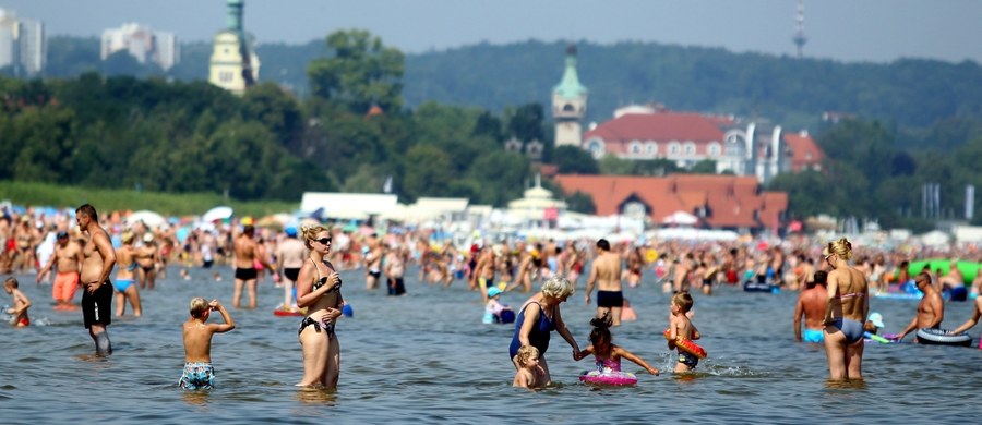 Znaczna poprawa jakości wody w kąpieliskach nad Zatoką Gdańską: sinice są tam nadal obecne, ale rośnie liczba miejsc, w których można się już kąpać. Od poniedziałku większość kąpielisk nad Zatoką była zamknięta.