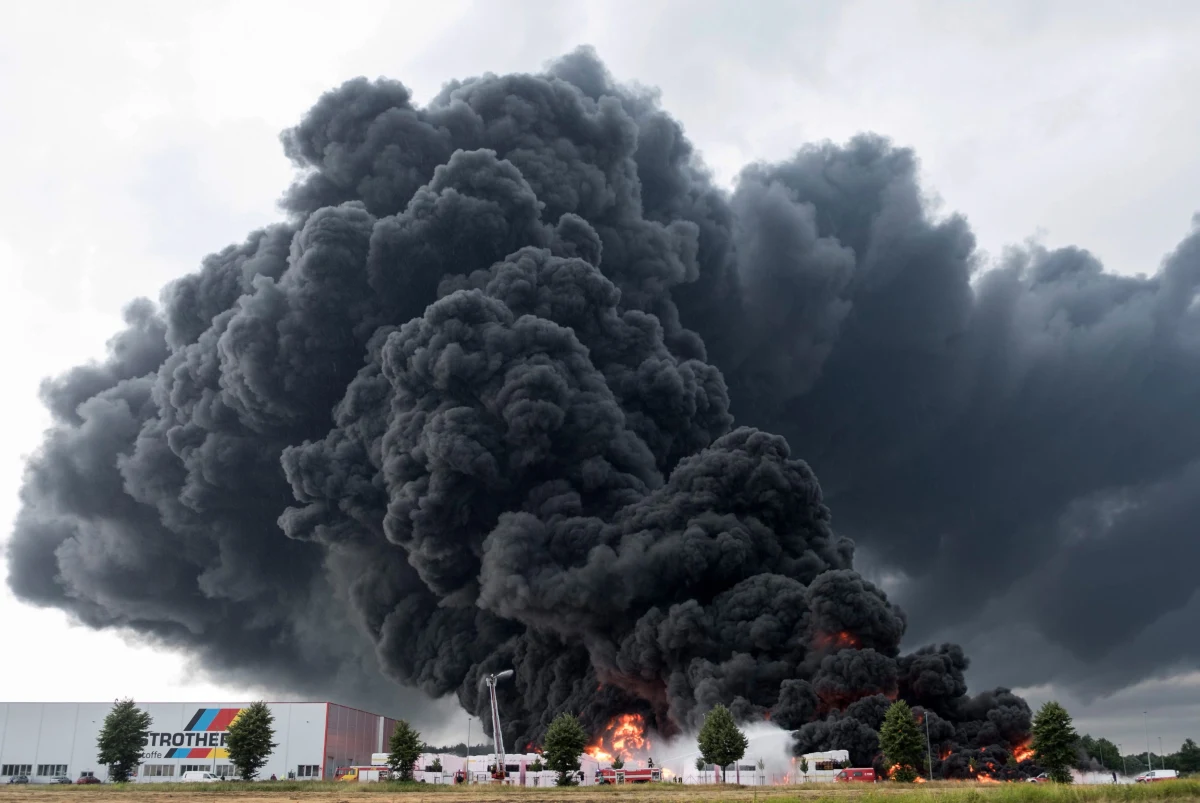 Piorun uderzył w magazyn z materiałami izolacyjnymi w niemieckiej miejscowości Wittenberge. Powstał gigantyczny pożar. Czarny dym jest widoczny z odległości kilku kilometrów. 