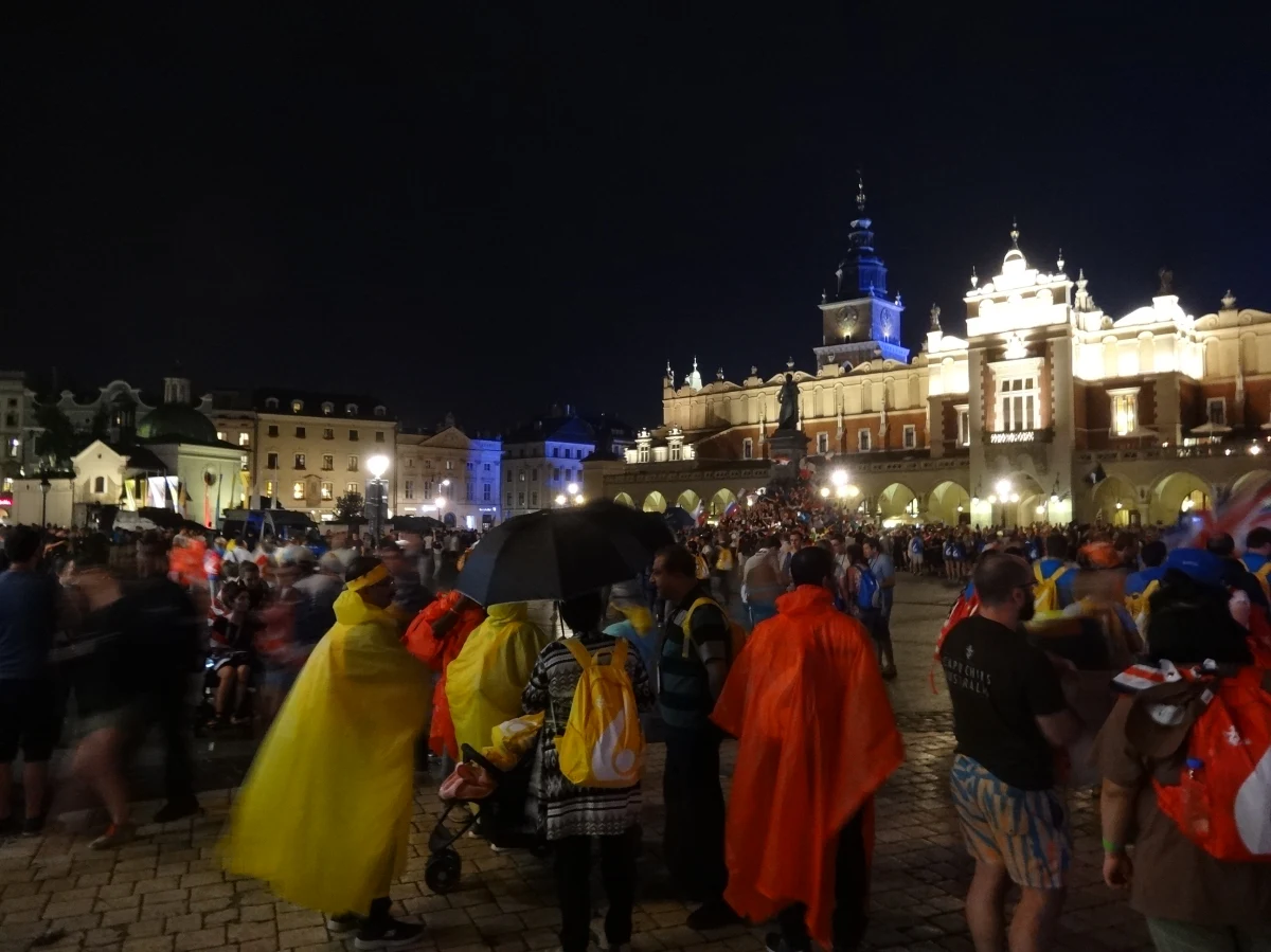 W Krakowie i okolicach można w tych dniach zobaczyć to, o czym w tych szalonych czasach zdołaliśmy już nieco zapomnieć, że religia potrafi łączyć ludzi. Inaczej niż widzą to niechętni Kościołowi moralizatorzy, nie służy temu, by skłócać, ograniczać prawa i dyskryminować, służy temu, by łączyć, dawać nadzieję i skłaniać do zaufania. W pierwszych dniach Światowych Dni Młodzieży, jeszcze przed przyjazdem papieża wyraźnie było widać, że chrześcijaństwo jest taką religią.