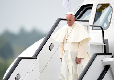 Papież na pokładzie samolotu do Polski: Na świecie trwa wojna