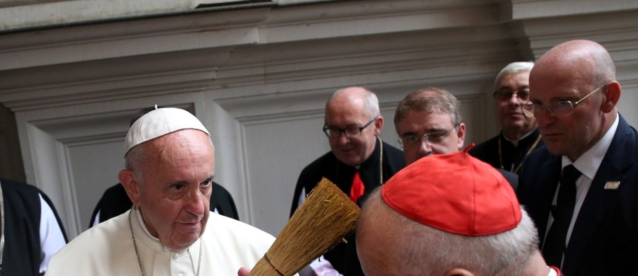 W Katedrze na Wawelu rozpoczęło się spotkanie papieża z polskimi biskupami. Franciszka powitał metropolita krakowski kard. Stanisław Dziwisz. „Ojcze Święty, witamy Cię z największą radością!” – mówił. „Tu bije serce Polski!” – dodał.