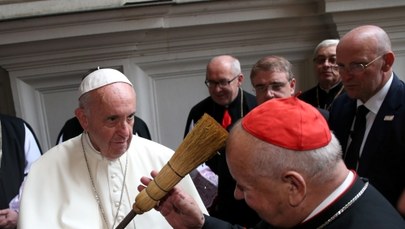 Kard. Dziwisz powitał papieża w Katedrze na Wawelu. „Tu bije serce Polski!” 