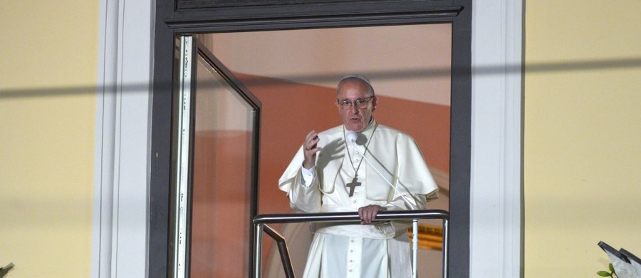 Papież Franciszek pojawił się po godz. 21:00 w oknie papieskim Domu Arcybiskupów Krakowskich przy ul. Franciszkańskiej 3. Powitały go tłumy wiernych z całego świata. Papież przywitał się z nimi mówiąc po polsku "dobry wieczór".
