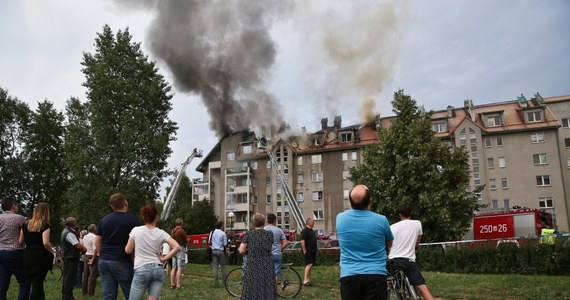 Prawie sto osób ewakuowano z powodu pożaru w bloku w warszawskiej dzielnicy Włochy. Jedna osoba jest poparzona. 