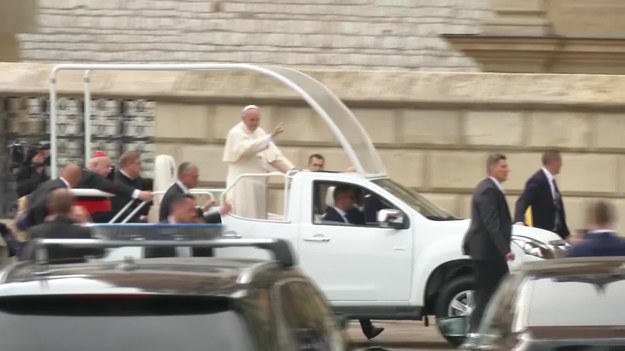 Setki tysięcy ludzi z całego świata witało Franciszka na ulicach Krakowa. Papież jechał odkrytym papamobile. W środę rozpoczął 5-dniową wizytę w Polsce. Przyleciał tu na Światowe Dni Młodzieży.


- To moje czwarte Światowe Dni Młodzieży. Miałam okazję zobaczyć papieża i jestem bardzo podekscytowana. To było bardzo emocjonalne. Za każdym razem płaczę. Za każdym razem brakuje mi słów, żeby to opisać - mówi Christina Bueno z San Antonio w Texasie.


- Studiowałam w Krakowie. To magiczne miasto, ze względu na ludzi, ze względu na papieża, na Jana Pawła II. Myślę, że to cud, że jestem tutaj z siostrą i jesteśmy bardzo zadowolone. A to dopiero początek - mówi Monica Mosarska z Holandii.


- To uczucie jest tak niesamowite. Jestem podekscytowana, to niewiarygodne. To jest, nie wiem dokładnie, jak to powiedzieć, ale moje serce łomocze - mówi Melina Arathelli z Peru.