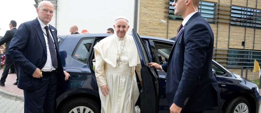 Papież Franciszek w czwartek rano, w drodze do Częstochowy, odwiedził metropolitę krakowskiego kard. Franciszka Macharskiego, który od kilku tygodni przebywa w Szpitalu Uniwersyteckim. Papież modlił się o zdrowie kardynała. Był to nieoficjalny i nieplanowany wcześniej punkt wizyty Franciszka w Krakowie.