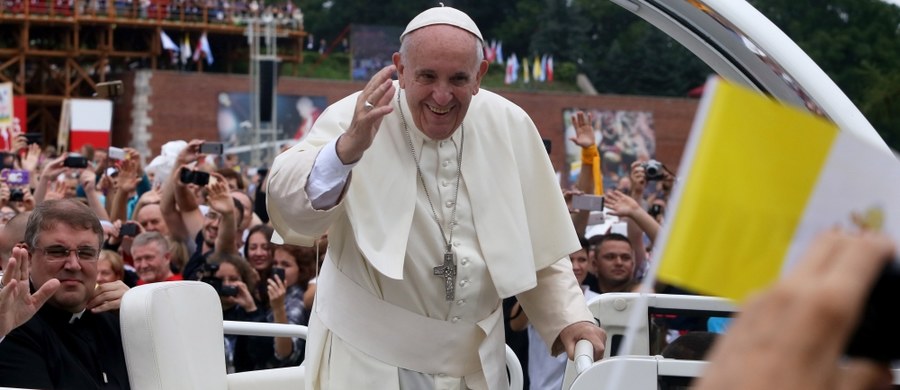 "Papież rozpoczął najtrudniejszą podróż swego pontyfikatu" - stwierdza włoski dziennik "La Repubblica" o pierwszym dniu wizyty papieża Franciszka w Polsce. Hiszpańska prasa pisze przede wszystkim o apelu Franciszka do Polaków o przyjęcie uchodźców. Jak twierdzi dziennik "El Mundo", dla Polaków papieżem "wciąż jest Jan Paweł II". Amerykańskie media zwracają natomiast uwagę na słowa papieża, że "świat jest pogrążony w wojnie", lecz "nie jest to wojna religijna".