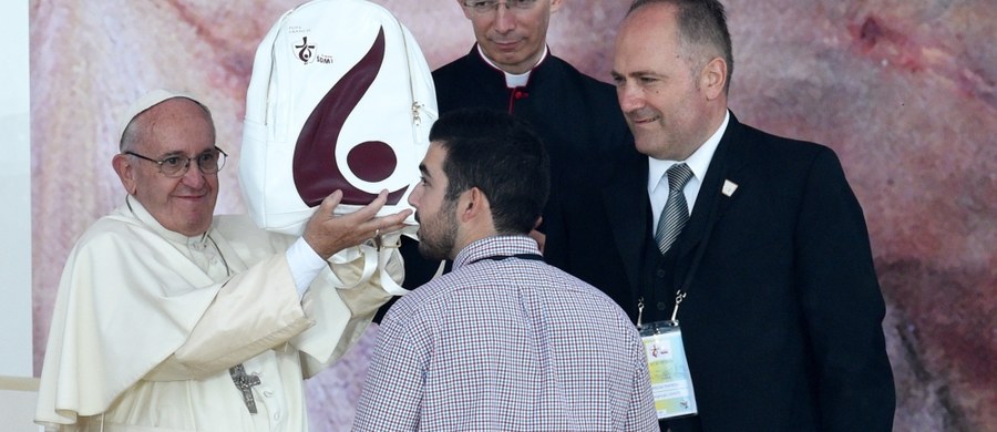 Papież, jak każdy z uczestników, który zarejestrował się na Światowych Dniach Młodzieży, odebrał plecak pielgrzyma, a w nim pakiet m.in. z modlitewnikiem, przewodnikiem i przeciwdeszczową peleryną. Franciszek odebrał plecak od młodych ludzi.