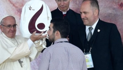 Papież dostał plecak pielgrzyma. W środku przeciwdeszczowa peleryna, przewodnik i modlitewnik