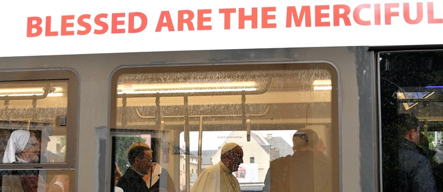 Papal Tram - tak będzie się nazywał tramwaj, którym papież Franciszek jechał z Franciszkańskiej na Błonia, na spotkanie z młodzieżą - poinformowało krakowskie MPK. Wysiadając, papież wręczył motorniczym różańce, sam zaś dostał specjalny bilet.