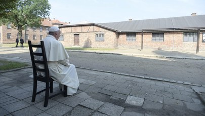 Franciszek w Auschwitz-Birkenau: Modlitwa w ciszy przed Ścianą Śmierci i ciemnej celi ojca Kolbego 