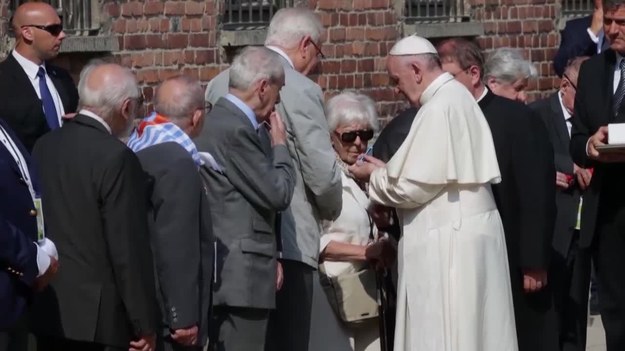 Zgodnie z planem wizyty papieża w Polsce, Franciszek odwiedził w piątek obóz Auschwitz Birkenau. W ramach pobytu papieża w Oświęcimiu doszło m.in. do jego spotkania z byłymi więźniami niemieckiego obozu.


Wizyta w obozie przebiegała niemal w zupełnym milczeniu. Czas ten był natomiast przepełniony modlitwą. "Panie, miej litość nad Twoim ludem! Panie, przebacz tyle okrucieństwa" - wpisał Franciszek do księgi pamiątkowej przed celą o. Maksymiliana Kolbe. Wizyta papieża odbyła się w dniu, w którym prawdopodobnie przypada 75. rocznica apelu na obozowym placu, kiedy o. Kolbe ofiarował swoje życie za współwięźnia.