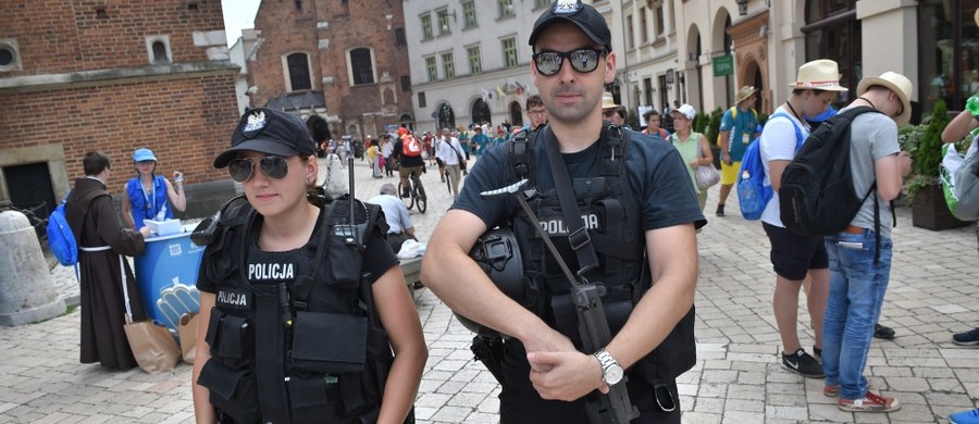 Uzbrojony szef ochrony prezydenta Panamy Juana Carlosa Vareli Rodrigueza zatrzymany przez policję w Krakowie. Mężczyznę zwolniono po potwierdzeniu przez ambasadę jego tożsamości. Okazało się, że czuwał nad bezpieczeństwem panamskiego przywódcy, który przyjechał do Krakowa na Światowe Dni Młodzieży.