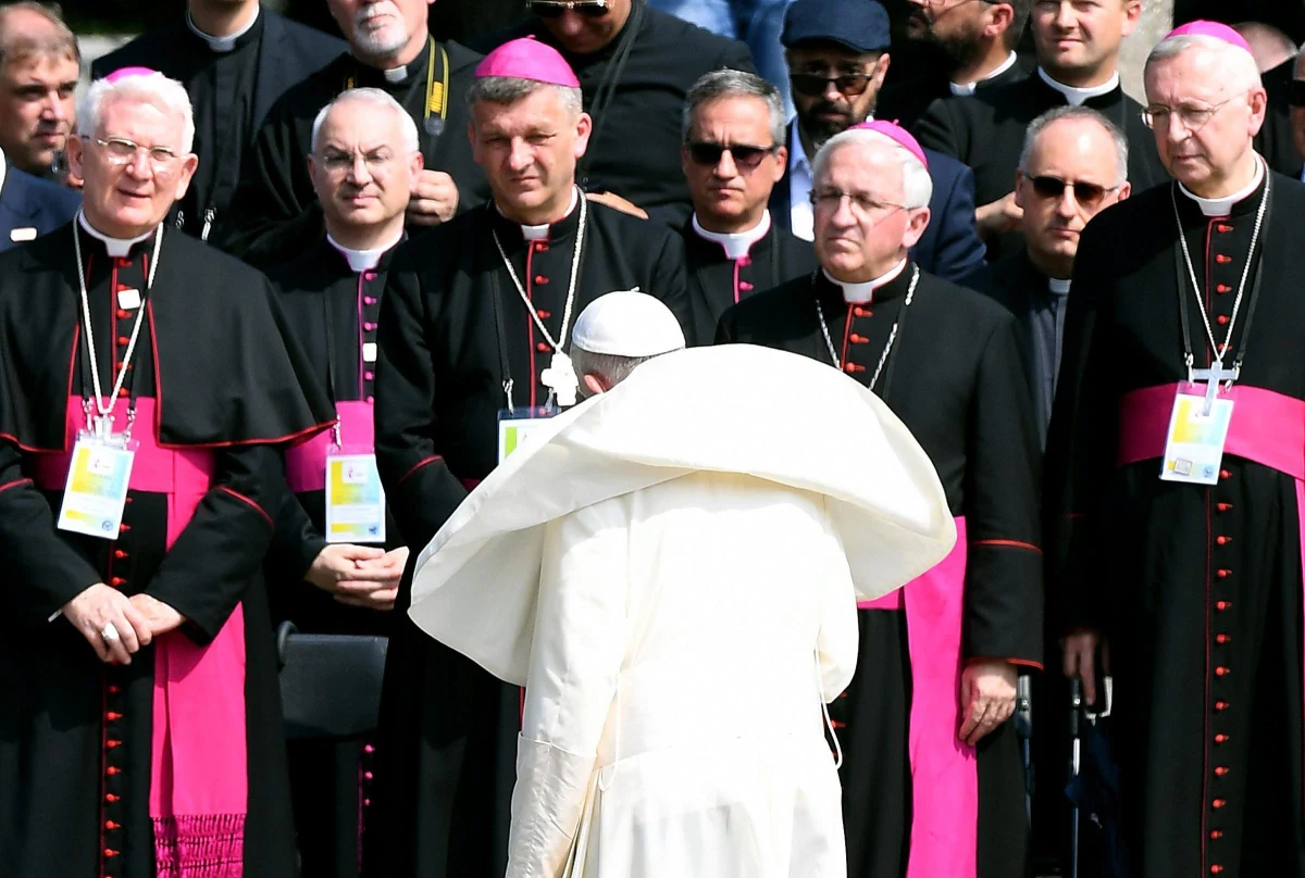 "To był krzyk milczenia. Silniejszy niż wszystko inne" - tak milczenie papieża Franciszka podczas pobytu w Auschwitz-Birkenau komentują dawni więźniowie nazistowskiego obozu zagłady. Papież odwiedził Auschwitz w czwartym dniu Światowych Dni Młodzieży. W czasie wizyty m.in. modlił się w celi męczeńskiej śmierci ojca Maksymiliana Kolbego, a pod Ścianą Straceń zapalił lampę - swój dar dla muzeum. Ani razu nie zabrał publicznie głosu: modlił się w ciszy, a rozmawiał jedynie z dawnymi więźniami obozu i Sprawiedliwymi Wśród Narodów Świata.