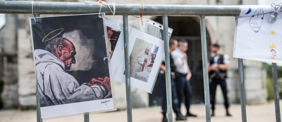 Syryjski uchodźca przebywający w ośrodku dla oczekujących na azyl w środkowej Francji został zatrzymany w ramach śledztwa po wtorkowym ataku dżihadystów na kościół w Normandii, w którym zginął ksiądz - podała w piątek AFP. W sumie zatrzymane są trzy osoby.