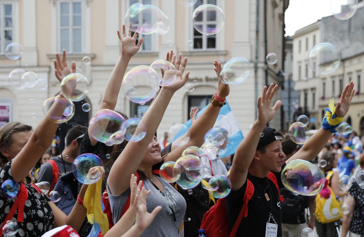 Portugalscy pielgrzymi w Krakowie zwracają uwagę na sytuację w Syrii, nosząc koszulki z napisem: "Syria. Pokój jest możliwy". Jak powiedziała jedna z nich - Raquel, postanowili włożyć je na drogę krzyżową, by mógł je zobaczyć papież Franciszek.