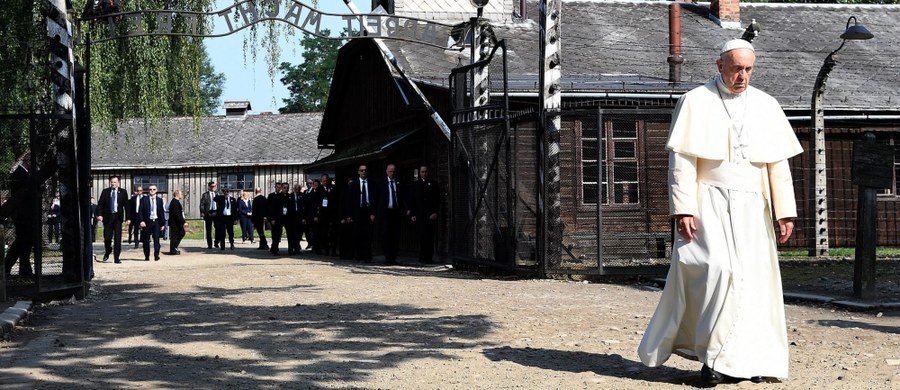 Franciszek to trzeci po Janie Pawle II i Benedykcie XVI papież, który odwiedza niesławny obóz zagłady Auschwitz-Birkenau, pierwszy jednak, którego obecność nie ma oczywistego kontekstu jego własnych losów - pisze w portalu "Crux" ceniony watykanista, John L. Allen Jr. Jego zdaniem, to potwierdza, że pamięć o Auschwitz nie dotyczy już konkretnych papieży, ale całego Kościoła katolickiego. Wydaje się jasne, że każdy przyszły papież, który odwiedzi Polskę - a trudno sobie wyobrazić, by nie odwiedził - pojedzie do Auschwitz-Birkenau, by dać tej pamięci wyraz.