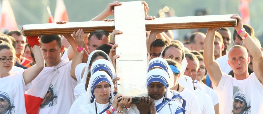 Papież Franciszek wziął udział w Drodze Krzyżowej na Błoniach. Wyznaczyły je żywe, kilkumetrowe dęby, przy których były tablice z nazwą stacji i przypisane im uczynki miłosierdzia. 