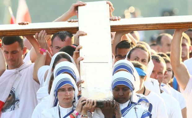 Droga krzyżowa na Błoniach. Zobacz rozważania wszystkich stacji - Raport: Światowe Dni Młodzieży w Krakowie Papież Franciszek wziął udział w Drodze Krzyżowej na Błoniach. Wyznaczyły je żywe, kilkumetrowe dęby, przy których były tablice z nazwą stacji i przypisane im uczynki miłosierdzia.