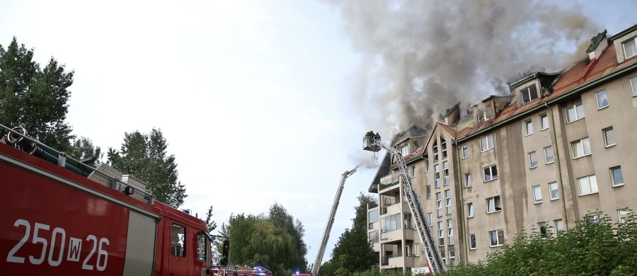 Zarzut sprowadzenia zagrożenia dla życia i zdrowia wielu osób usłyszał 61-letni mieszkaniec bloku przy Fasolowej w Warszawie. W środę - 27 lipca - w budynku wybuchł ogromny pożar. Ewakuowano prawie 100 osób. 61-latek trafi do aresztu na trzy miesiące. 