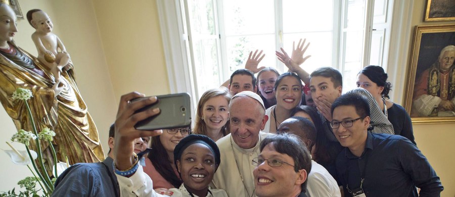 "Papież Franciszek ma świetny kontakt z młodymi. Cieszył się, że jest z nami. Robił sobie z nami seflie, pozwalał na wszystko" - przyznała z uśmiechem Małgorzata Krupnik, która wraz z 11 innymi uczestnikami Światowych Dni Młodzieży zjadła obiad w towarzystwie papieża Franciszka. W rozmowie z dziennikarzem RMF FM zdradziła, że "na drugie były pierogi i bardzo smakowały Ojcu Świętemu". 