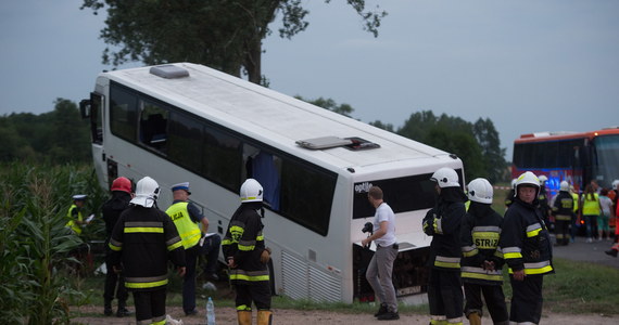 Autokar wycieczkowy zderzył się z ciągnikiem rolniczym w miejscowości Krępa w powiecie poddębickim w Łódzkiem. Cztery osoby dorosłe zostały ranne, około 10 dzieci odniosło lekkie obrażenia.