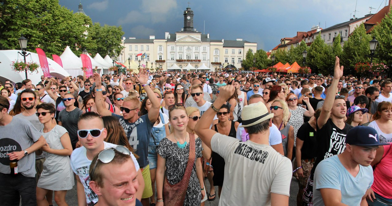 Na co iść, ile być pod sceną i o której uciec z koncertu, aby zdążyć na następny, który odbywa się na drugim końcu festiwalu. Drugi dzień tegorocznego Audioriver Festival swoim bogactwem sprawił, że niektórzy mogli mieć spory problem z podejmowaniem decyzji. 