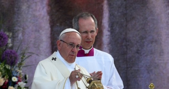 Smutek to wirus, który zaraża i blokuje wszystko, który zamyka wszelkie drzwi, który uniemożliwia rozpoczęcie życia na nowo, ponowny start - mówił papież Franciszek podczas Mszy Świętej na Campus Misericordiae. Tajemnica radości: nie gasić pięknej ciekawości, ale zaangażować się, aby życie nie było zamknięte w szufladzie - dodał. Przeczytajcie całą homilię Ojca Świetego.  