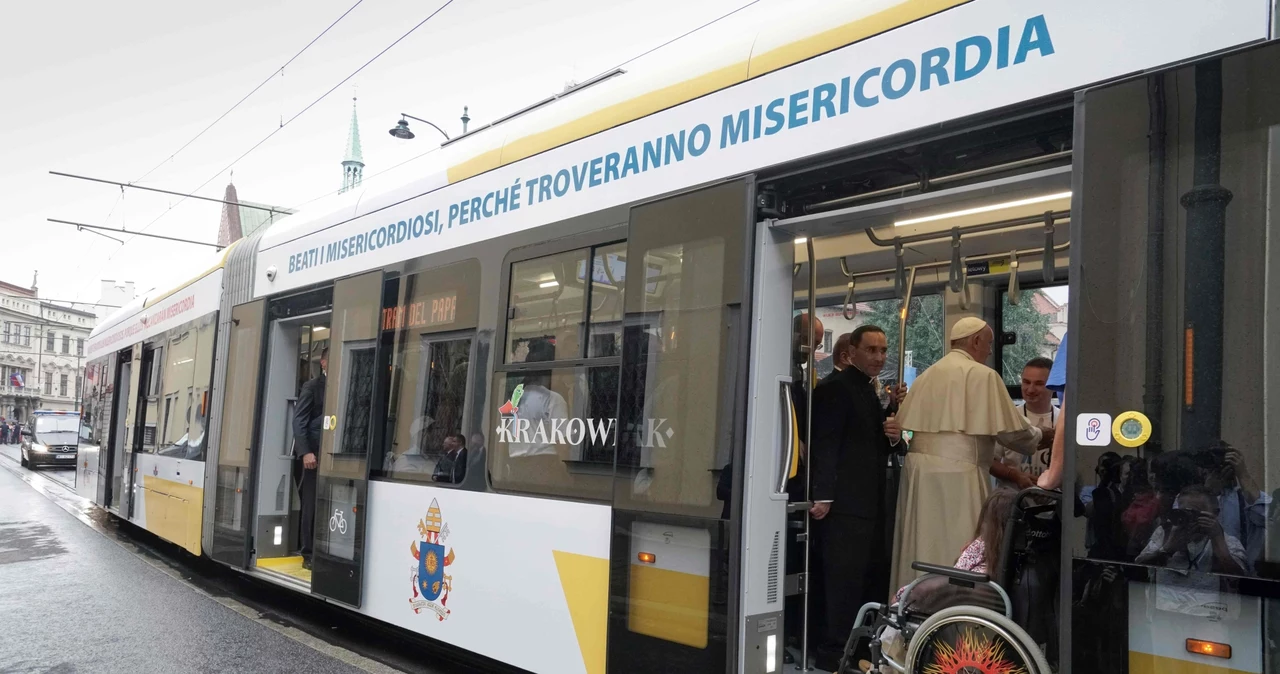 Papież Franciszek w tramwaju z osobami chorymi i niepełnosprawnymi