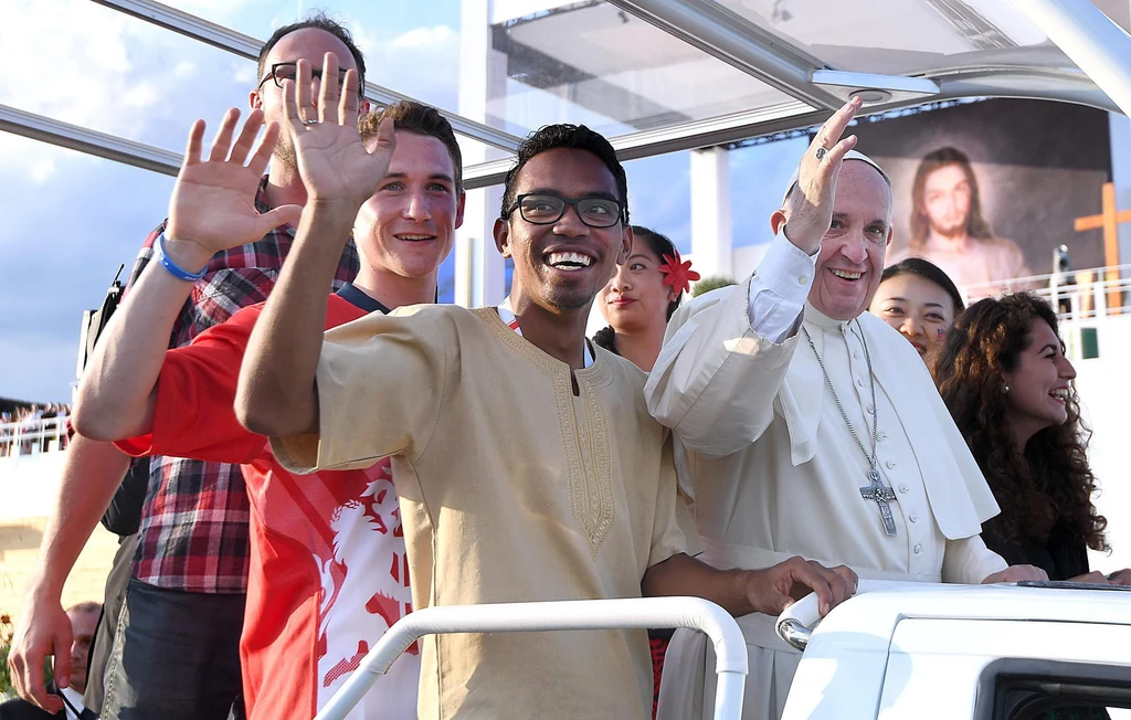 Papież Franciszek w Brzegach w otoczeniu młodych z różnych stron świata