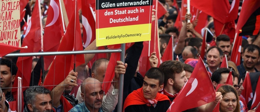 Tysiące zwolenników tureckiego prezydenta Recepa Erdogana zebrały się w niedzielę w Kolonii na demonstracji poparcia dla władz Turcji po nieudanym puczu wojskowym sprzed dwóch tygodni. W trakcie jej organizacji doszło do napięć między Berlinem a Ankarą.