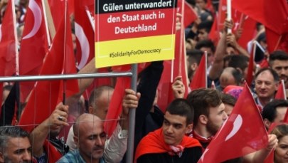 Zwolennicy Erdogana zbierają się na demonstracji w Kolonii. Napięcia między Berlinem a Ankarą