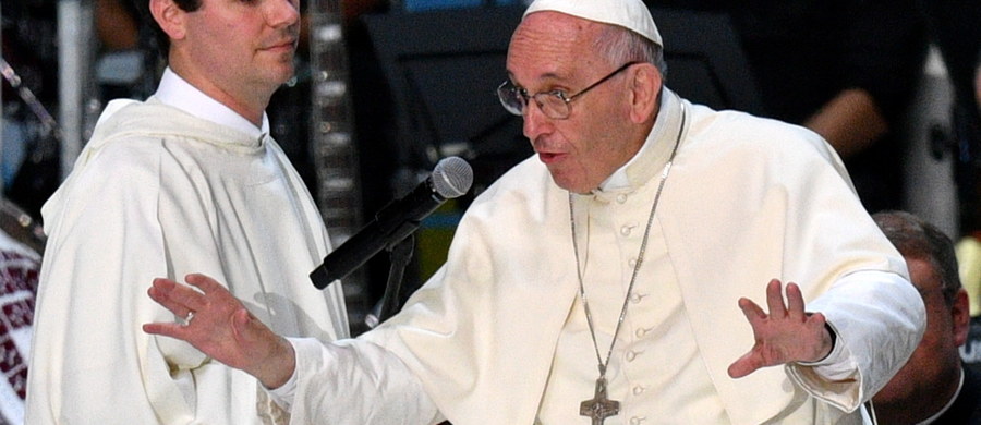 "Moje przemówienie ma pięć stron. Trochę nudne" - zwrócił się Franciszek do wolontariuszy zgromadzonych w niedzielę w Tauron Arenie w Krakowie. Spotkanie z młodymi ludźmi uczestniczącymi w przygotowaniach ŚDM było ostatnim, oficjalnym punktem pielgrzymki papieża do Polski. Franciszek nie czytał z kartek. Spotkanie nie przebiegało zgodnie z ustalonym wcześniej scenariuszem. Papież był spontaniczny, mówił o odwadze, dziękował też za modlitwę i pracę włożoną w organizację Światowych Dni Młodzieży. "Dziękuję wam za wszystko"- zakończył spotkanie Franciszek. 